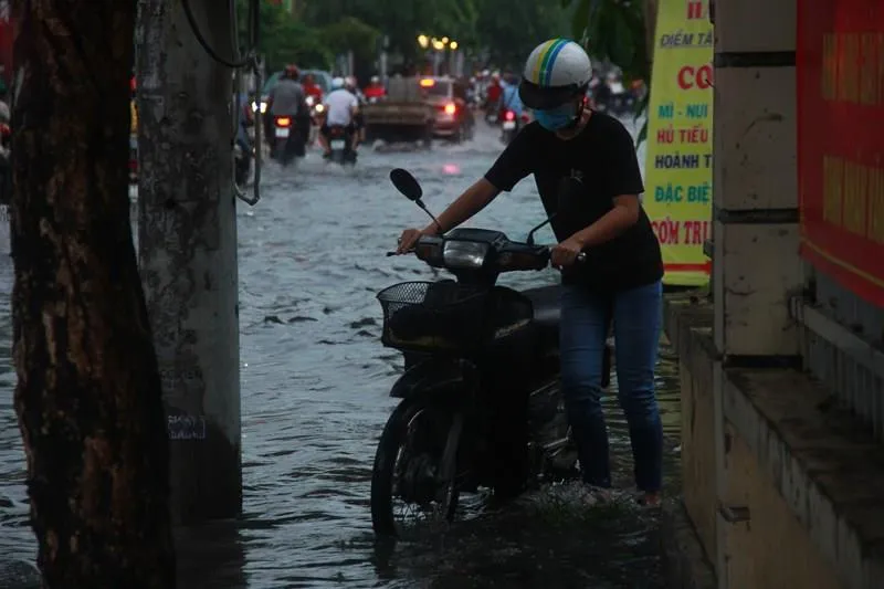 Cơn mưa đúng giờ tan tầm làm khổ người đi đường ảnh 2 Cơn mưa đúng giờ tan tầm làm khổ người đi đường ảnh 2