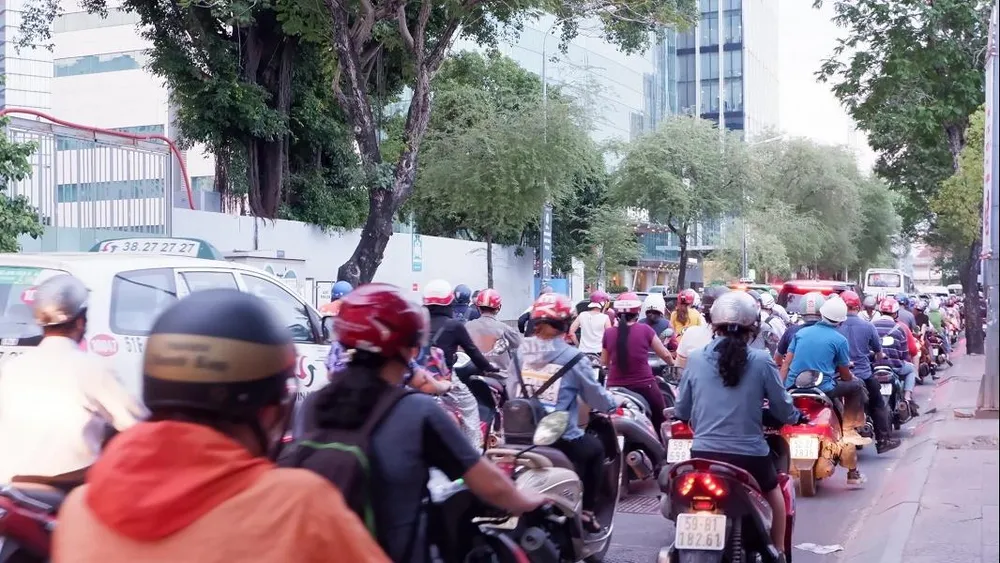 Đường Tôn Đức Thắng kẹt xe nghiêm trọng sau rào đường ảnh 4