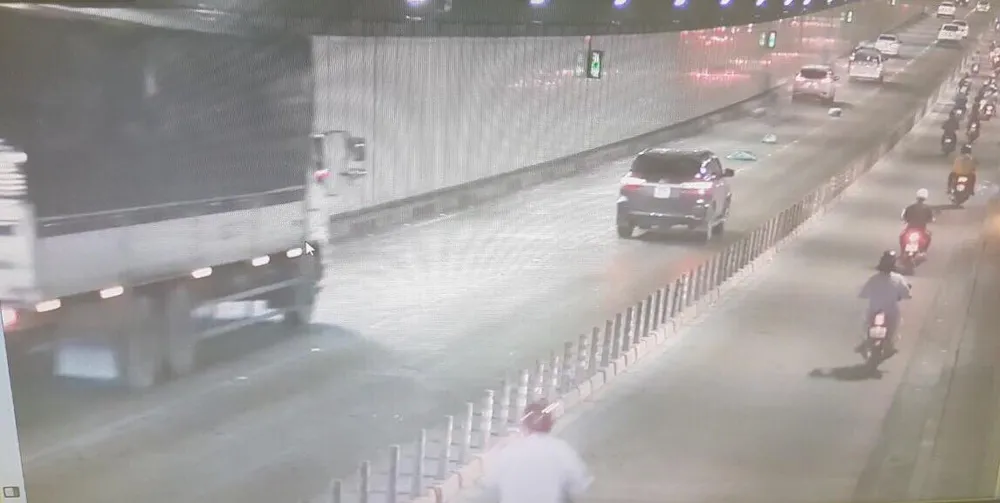 Xe tải làm rớt bao tro gây bụi mù mịt trong hầm Thủ Thiêm ảnh 1 Xe tải làm rớt bao tro gây bụi mù mịt trong hầm Thủ Thiêm ảnh 1