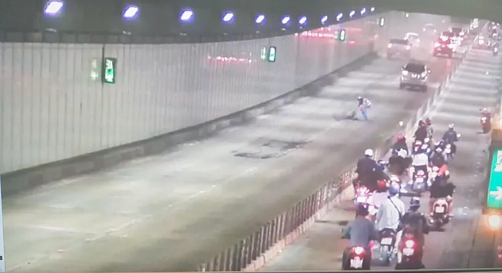 Xe tải làm rớt bao tro gây bụi mù mịt trong hầm Thủ Thiêm ảnh 2 Xe tải làm rớt bao tro gây bụi mù mịt trong hầm Thủ Thiêm ảnh 2