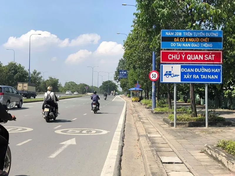 Sơn biển cảnh báo hạn chế tốc độ trên đường Mai Chí Thọ. Ảnh: ĐÀO TRANG 2-mai-chi-tho_WKHE.jpg
