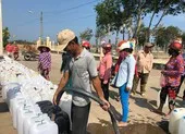 Người dân Tiền Giang ùn ùn đi lấy nước ngọt