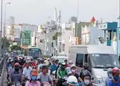 Tài xế, nhân viên xe buýt bị đình chỉ vì không lo phòng COVID ảnh 2 Sở GTVT: Khách đi taxi, xe công nghệ buộc phải khai báo y tế