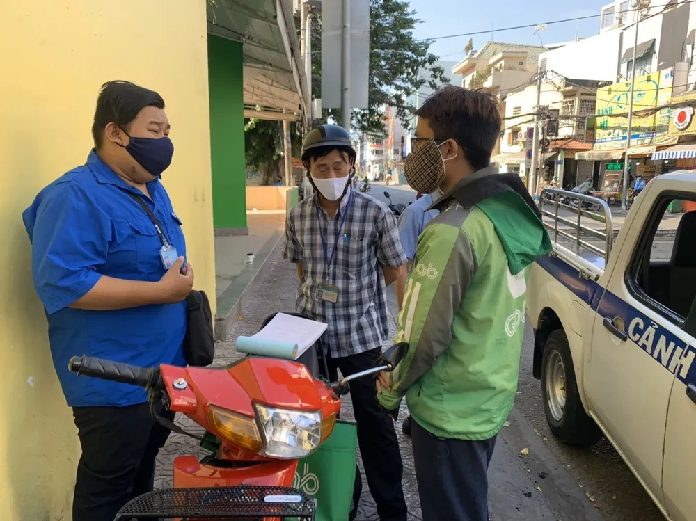 KHONG-deo-khau-trang-2