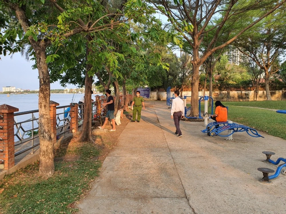 cau-cakhong-deo-khau-trang-bi-phat