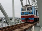 Chính thức tháo dỡ cầu sắt hơn 100 tuổi ở TP.HCM ảnh 7 Khoảnh khắc chuyến tàu đầu tiên đi qua cầu sắt Bình Lợi mới