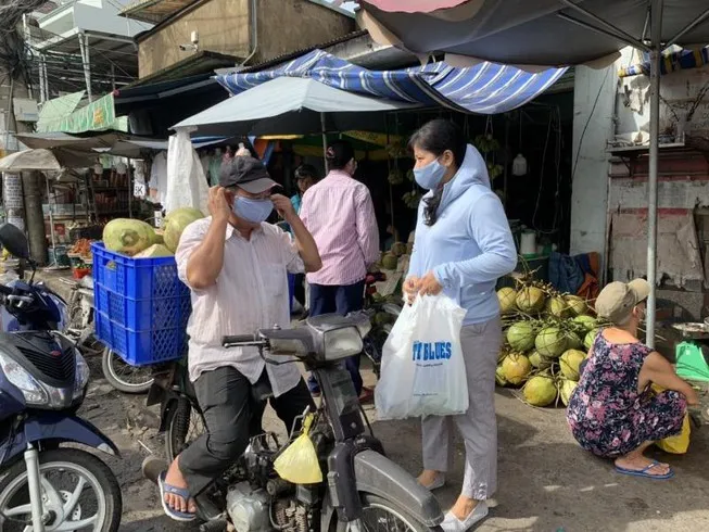 Khách đi máy bay, tàu lửa, xe bus... vẫn phải mang khẩu trang ảnh 1 deo-khau-trang