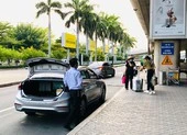 Lần thứ hai Sở GTVT yêu cầu lắp thêm thang máy ở sân bay ảnh 2 Lúng túng đón xe công nghệ ở sân bay Tân Sơn Nhất