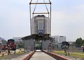 Đội nắng lắp đặt tàu metro lên đường ray tại depot Long Bình