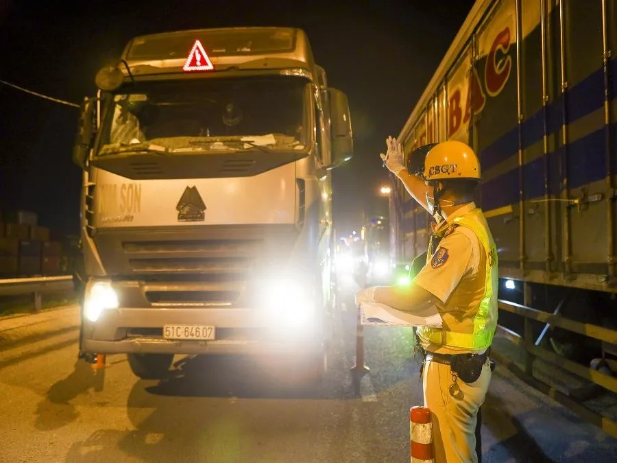 Hỏa tốc: Không kiểm tra giấy xét nghiệm tài xế 19 tỉnh áp dụng Chỉ thị 16 ảnh 1