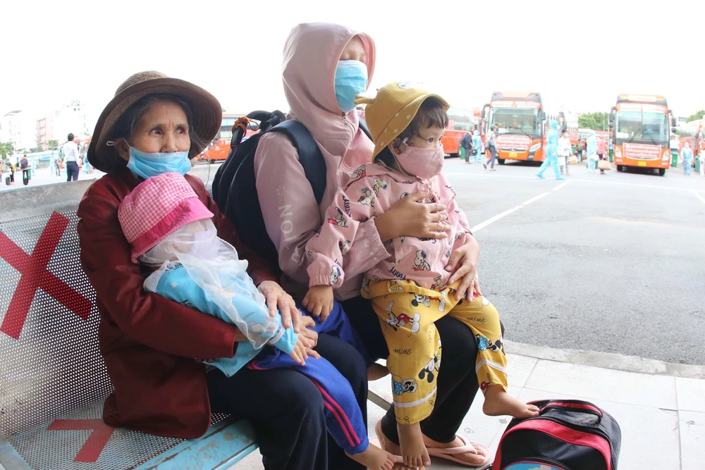 400 người dân Phú Yên ở TP.HCM được công ty Phương Trang đưa về quê ảnh 5