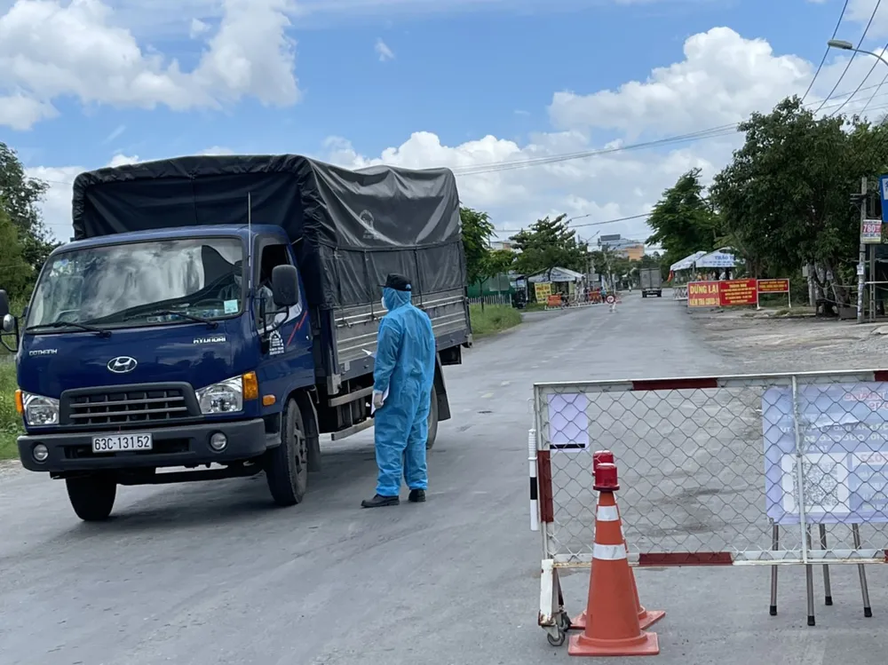 Long An: Hạn chế ra đường sau 18 giờ và phải có giấy xác nhận khi đi lại ảnh 1 Long An: Hạn chế ra đường sau 18 giờ và phải có giấy xác nhận khi đi lại ảnh 1