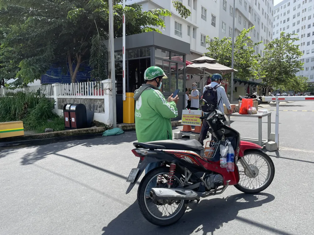 Shipper gặp khó vì 'đỏ mắt' không tìm được tiệm in thẻ nhận diện ảnh 3