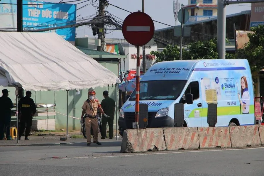 Vẫn còn tình trạng xe chở hàng hoá thiết yếu không được lưu thông qua chốt ảnh 1