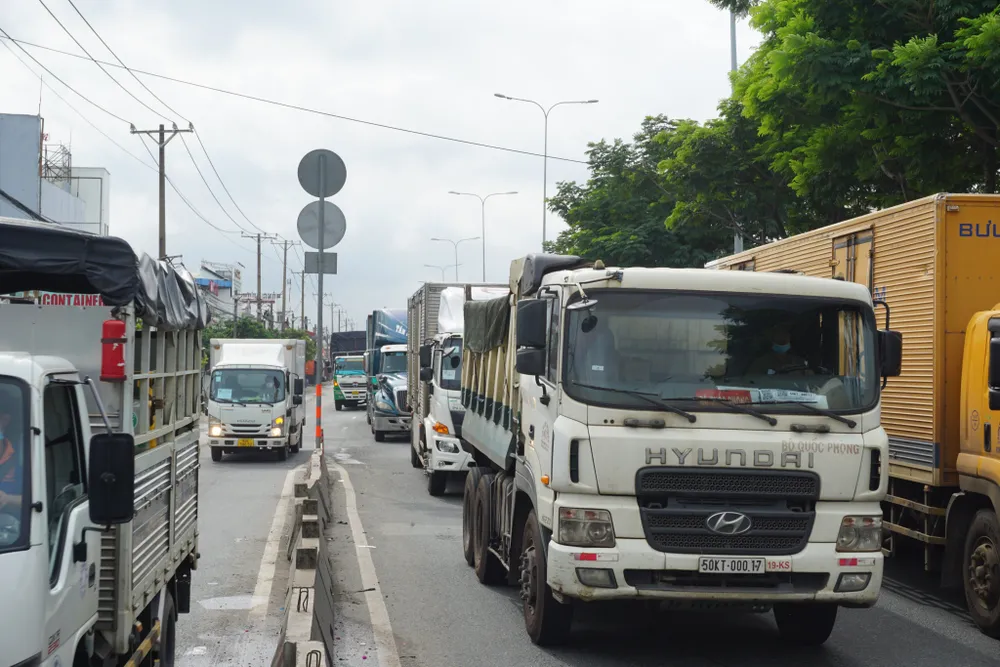 Ùn tắc giao thông ở khu vực cầu vượt Sóng Thần ảnh 1 Ùn tắc giao thông ở khu vực cầu vượt Sóng Thần ảnh 1
