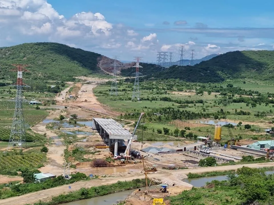 Cận cảnh dự án cao tốc Vĩnh Hảo - Phan Thiết thi công trong mùa dịch ảnh 4 Cận cảnh dự án cao tốc Vĩnh Hảo - Phan Thiết thi công trong mùa dịch ảnh 4