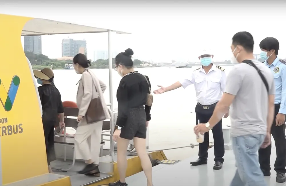 Hành khách ở TP.HCM bắt đầu được đi lại bằng buýt đường sông ảnh 1