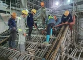 Sắp tìm ra nguyên nhân rơi gối cầu cao su tuyến metro số 1 ảnh 3 Cận cảnh tuyến metro số 1 đang lắp những đoạn ray cuối cùng