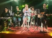 View hút mắt từ những quán cà phê Noel ảnh 9 Phòng trà vắng vẻ, quán cà phê ca nhạc hồi sinh sau dịch COVID-19