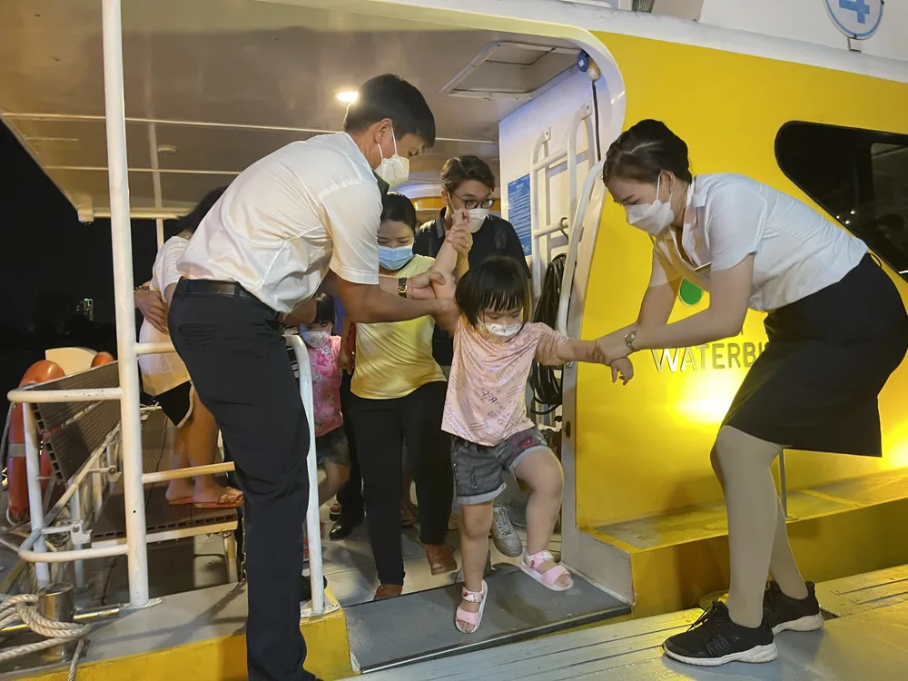 Người dân hào hứng khi được đi buýt sông về đêm ảnh 10