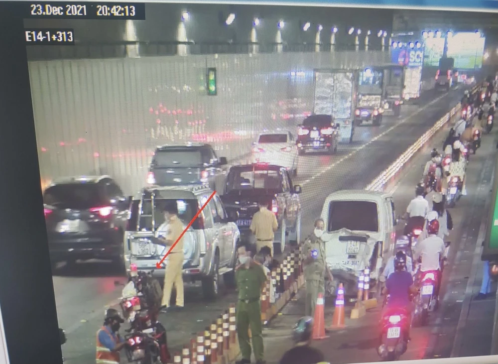 2 ô tô va chạm ở đường hầm sông Sài Gòn ảnh 1