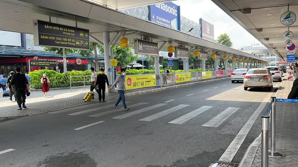 Đón, trả khách sai quy định ở sân bay Tân Sơn Nhất sẽ bị phạt ảnh 5