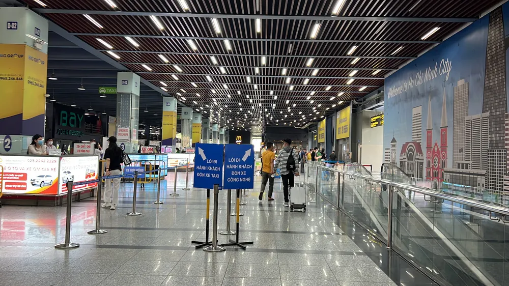 Đón, trả khách sai quy định ở sân bay Tân Sơn Nhất sẽ bị phạt ảnh 7