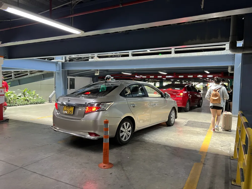 Đón, trả khách sai quy định ở sân bay Tân Sơn Nhất sẽ bị phạt ảnh 9