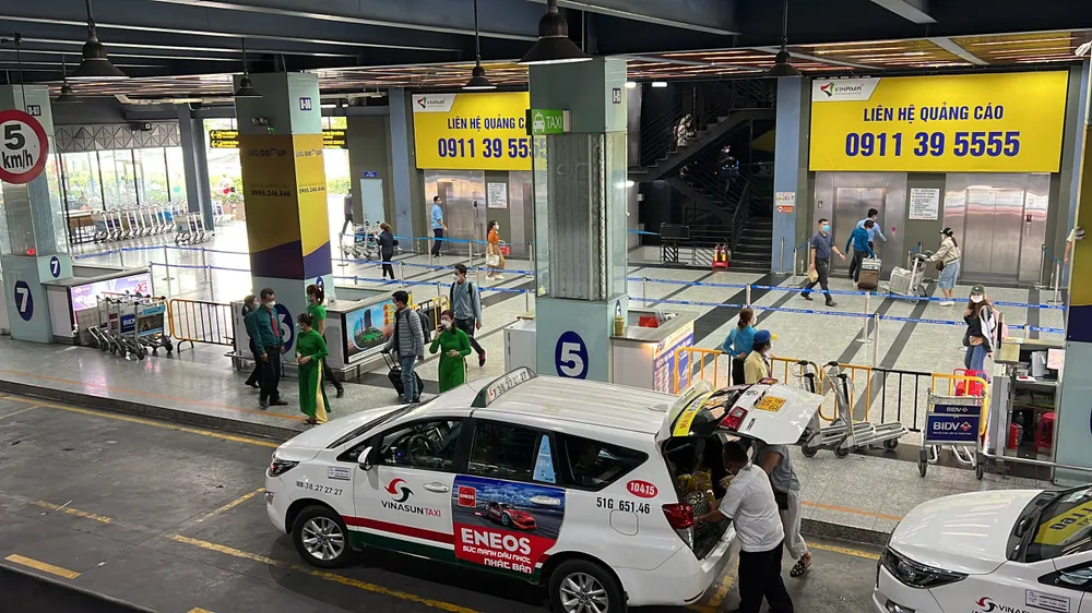Đón, trả khách sai quy định ở sân bay Tân Sơn Nhất sẽ bị phạt ảnh 8