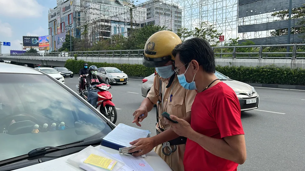 Tăng cường kiểm tra, xử lý vi phạm ngoài khu vực sân bay. Ảnh: ĐT. Tăng cường kiểm tra, xử lý vi phạm ngoài khu vực sân bay. Ảnh: ĐT.