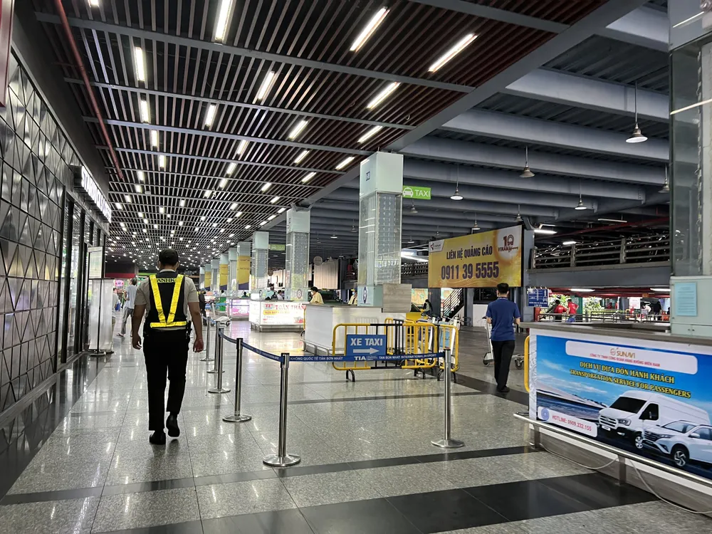 Đón, trả khách sai quy định ở sân bay Tân Sơn Nhất sẽ bị phạt ảnh 1
