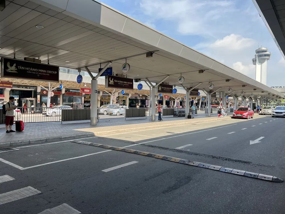 Đón, trả khách sai quy định ở sân bay Tân Sơn Nhất sẽ bị phạt ảnh 2