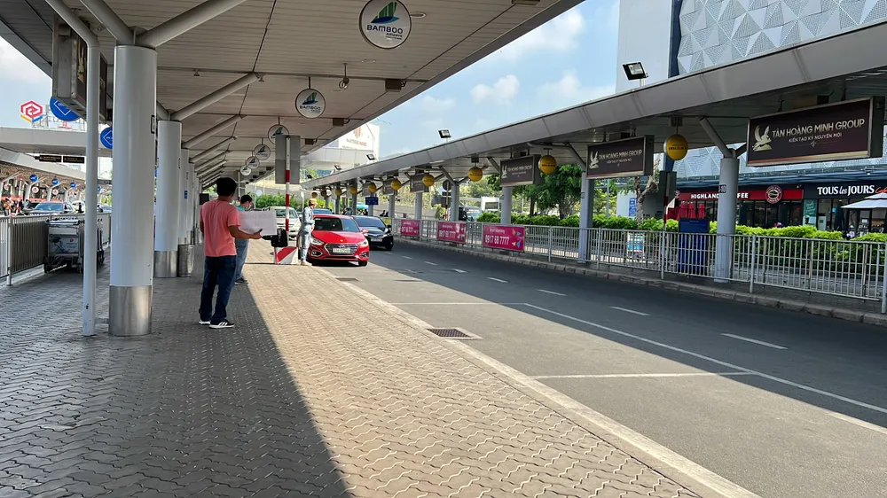 Đón, trả khách sai quy định ở sân bay Tân Sơn Nhất sẽ bị phạt ảnh 3