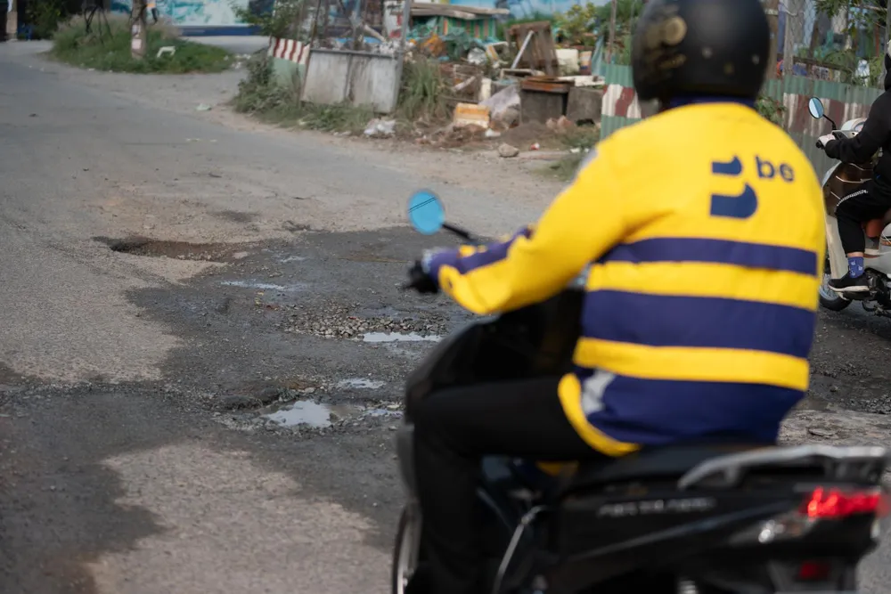 Ổ gà, đường da beo, gây nguy hiểm cho người tham gia giao thông. Ảnh: ĐT.