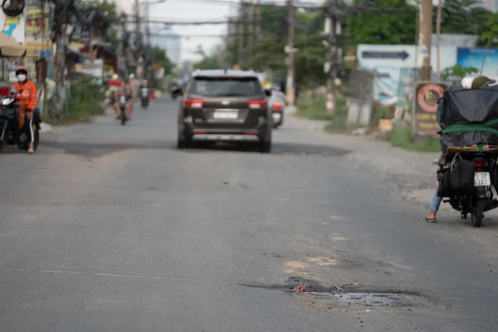 Mặt đường gồ ghề, nhiều ổ gà.