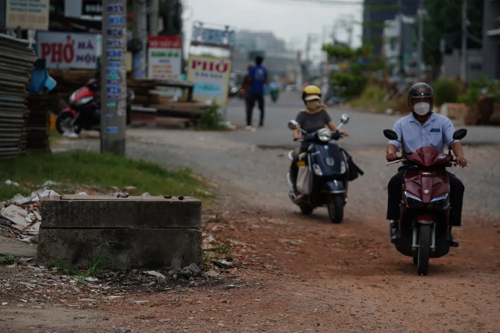 Nhiều đoạn đường chưa được thảm nhựa, chưa thể giải phóng mặt bằng. Ảnh: ĐT.