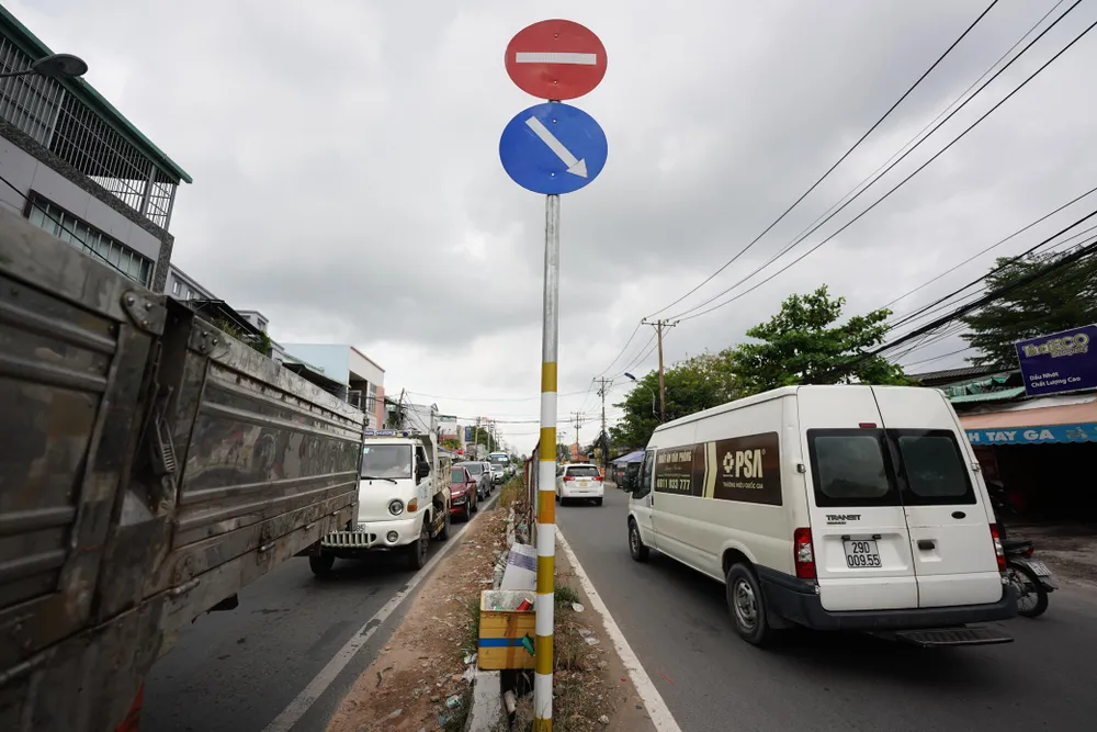 Vào giờ cao điểm sáng chiều, người dân chật vật khi đi qua tuyến đường này. Ảnh: ĐT.