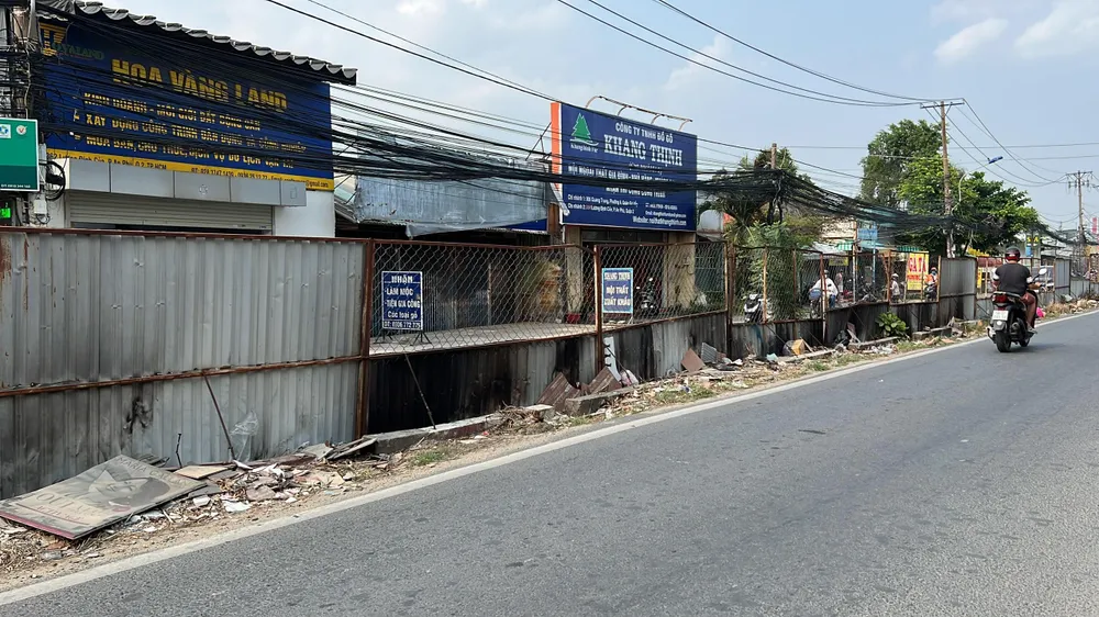 Tấm tôn phân cách trở thành nơi vứt rác. Ảnh: ĐT.