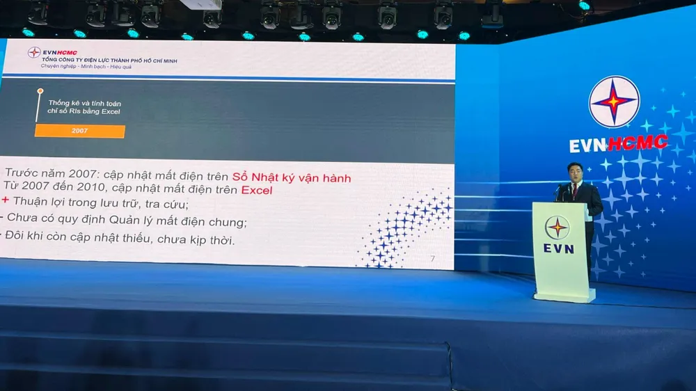 EVNHCMC giới thiệu hiệu quả của chương trình quản lý mất điện trên sơ đồ đơn tuyến do Tổng Công ty Điện lực TP.HCM thực hiện. Ảnh: ĐT. EVNHCMC giới thiệu hiệu quả của chương trình quản lý mất điện trên sơ đồ đơn tuyến do Tổng Công ty Điện lực TP.HCM thực hiện. Ảnh: ĐT.