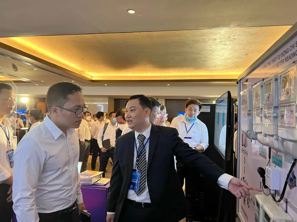 Ông Cao Quang Quỳnh, Thành viên HĐTV Tập đoàn Điện lực Việt Nam tới thăm sản phẩm Make by EVN, tại Hội nghị tự động hoá ngành điện trong xu thế chuyển đổi số. Ảnh: ĐT. Ông Cao Quang Quỳnh, Thành viên HĐTV Tập đoàn Điện lực Việt Nam tới thăm sản phẩm Make by EVN, tại Hội nghị tự động hoá ngành điện trong xu thế chuyển đổi số. Ảnh: ĐT.