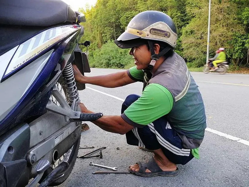 Thông qua các bảng thông tin, người dân dễ dàng liên hệ với đội hỗ trợ vá xe lưu động huyện. Ảnh: NGUYỄN YÊN.