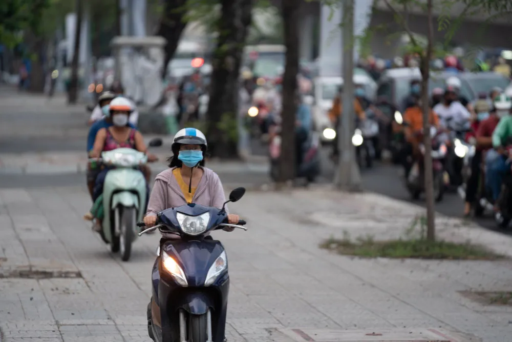 Người dân leo lên lề đường mong thoát kẹt xe.