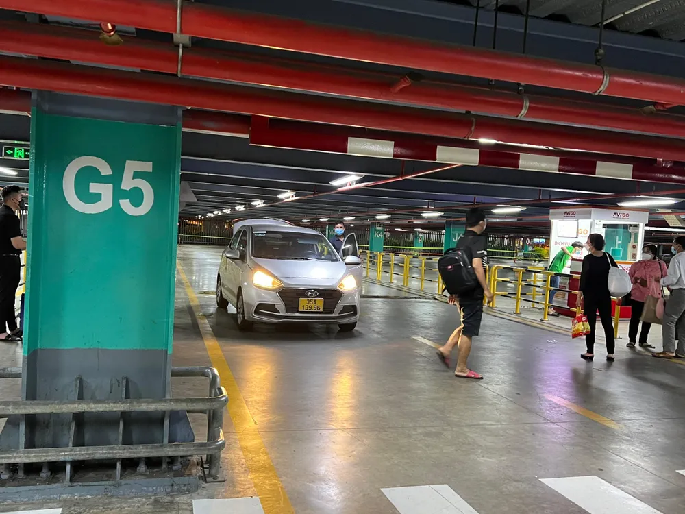 Làn xe công nghệ chỉ lác đác 1-2 xe, nên hành khách rất khó để đặt xe. Ảnh: ĐT. Làn xe công nghệ chỉ lác đác 1-2 xe, nên hành khách rất khó để đặt xe. Ảnh: ĐT.