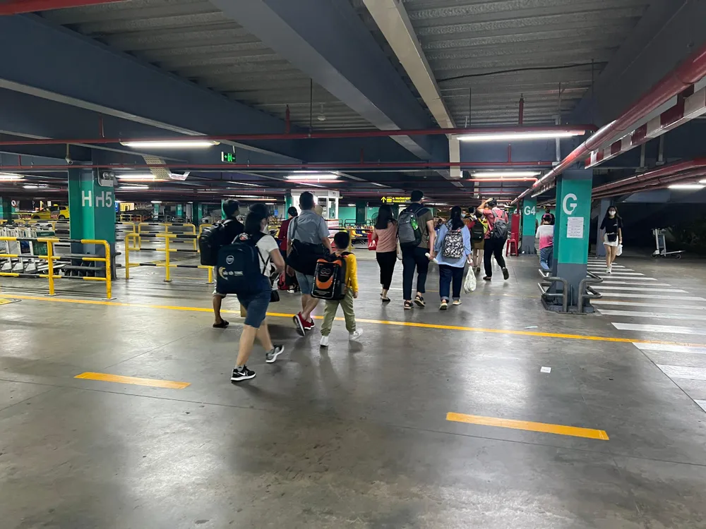 Hành khách kéo vali ra đầu đường Trường Sơn đón xe. Ảnh: ĐT. Hành khách kéo vali ra đầu đường Trường Sơn đón xe. Ảnh: ĐT.