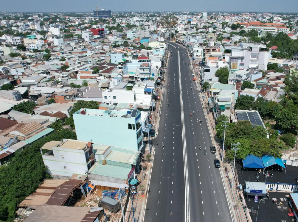 Đường Đặng Thúc Vịnh sau khi được nâng cấp, mở rộng. Ảnh: ĐT. Đường Đặng Thúc Vịnh sau khi được nâng cấp, mở rộng. Ảnh: ĐT.