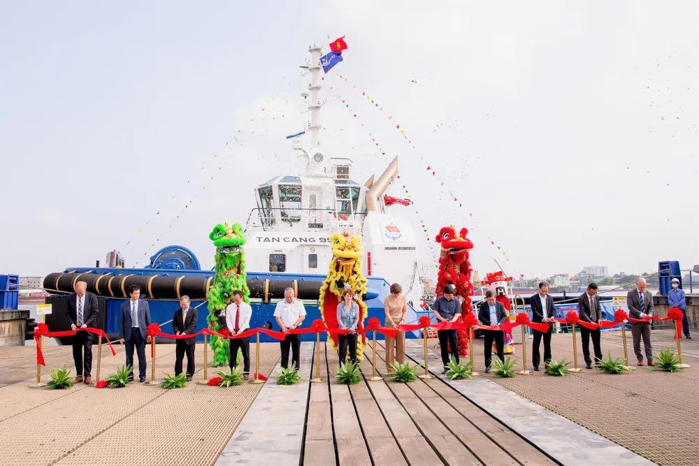 Cắt băng bàn giao và tiếp nhận tàu lai Tân Cảng 99.