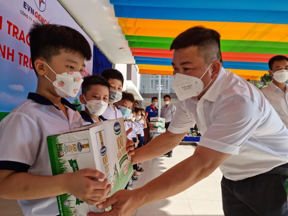 Chương trình sữa học đường được các em học sinh vui mừng đón nhận. Ảnh: ĐT.