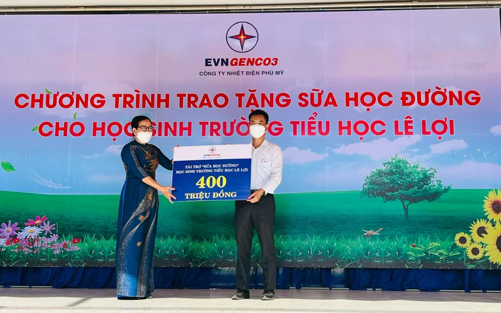Đại diện Ban Giám hiệu Trường Tiểu học Lê Lợi nhận biểu trưng từ EVNGENCO 3. Ảnh: ĐT.