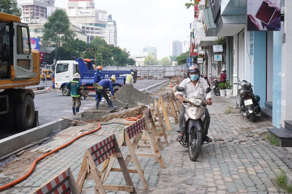 Người dân vui mừng khi đi lại tiện lợi hơn. Ảnh: BẢO PHƯƠNG. Người dân vui mừng khi đi lại tiện lợi hơn. Ảnh: BẢO PHƯƠNG.