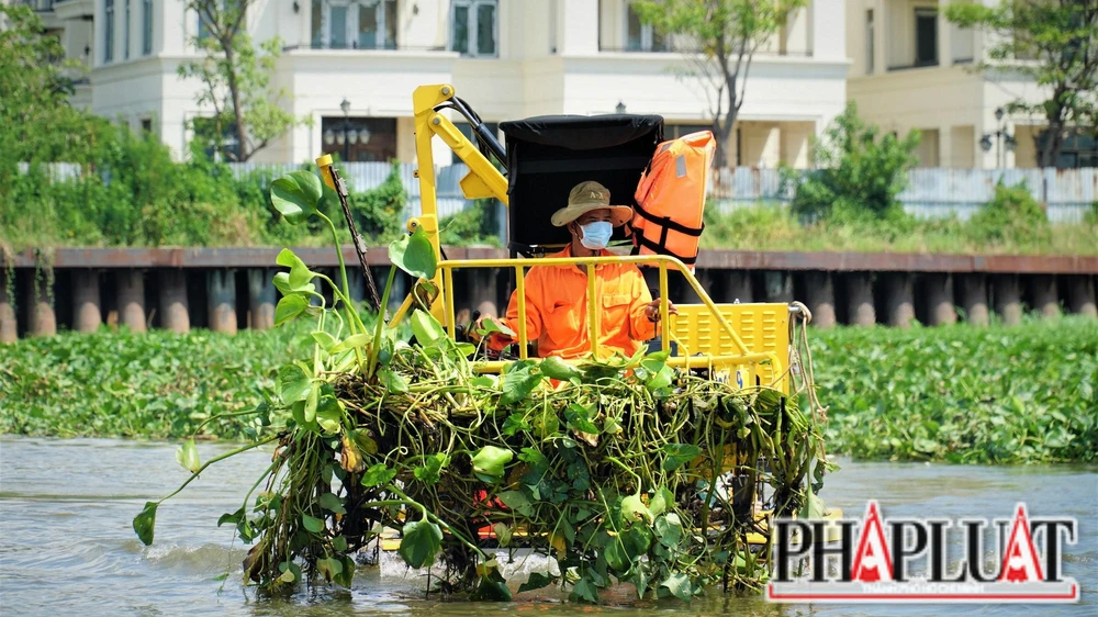 Hơn 84 tấn chất thải rắn đã được Trung tâm Quản lý đường thuỷ, thuộc Sở GTVT TP.HCM trục vớt trong dịp Lễ 30-4 này. Ảnh: BẢO PHƯƠNG.